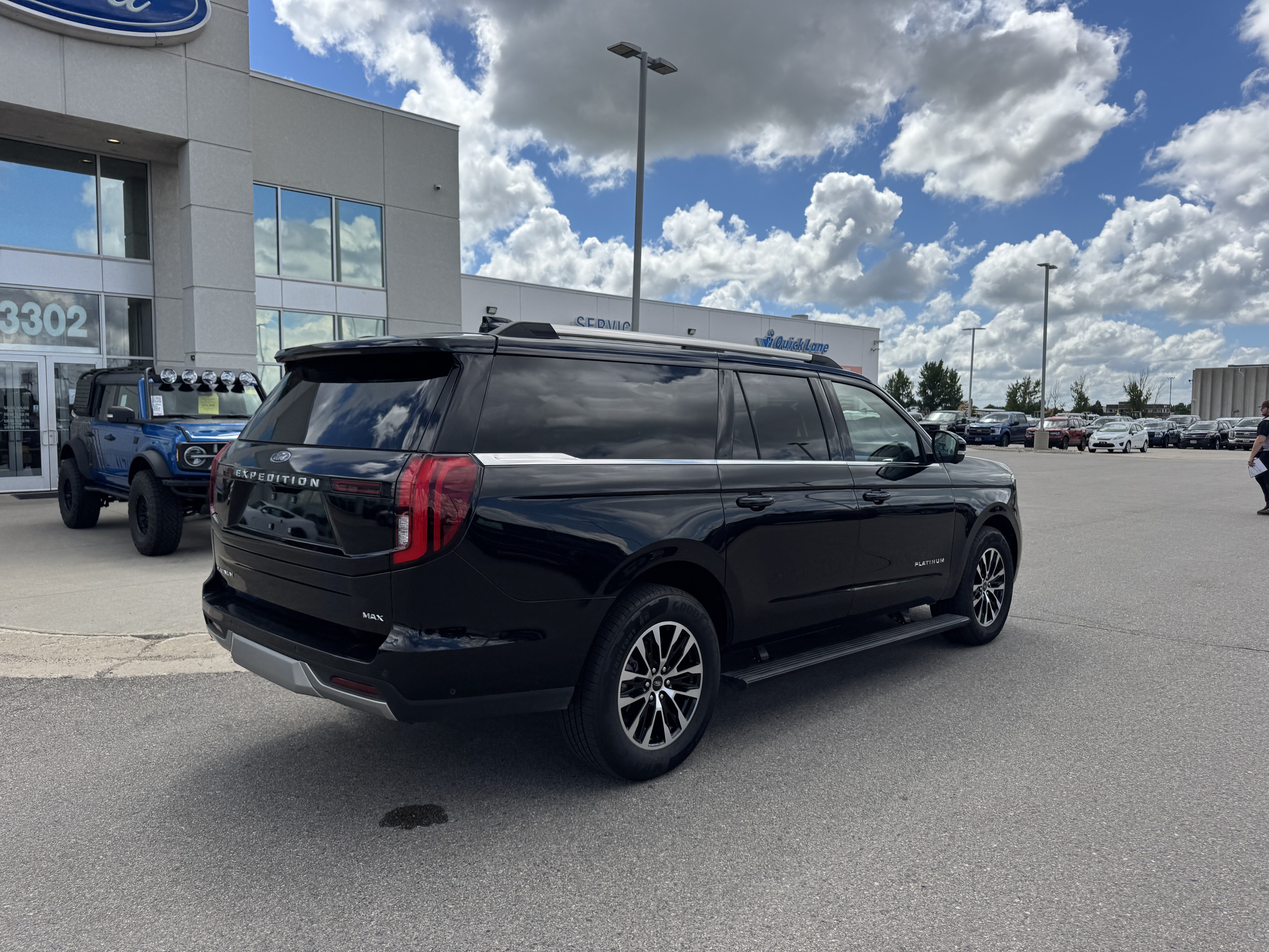 Used 2025 Ford Expedition Max Platinum AWD/4WD image 4