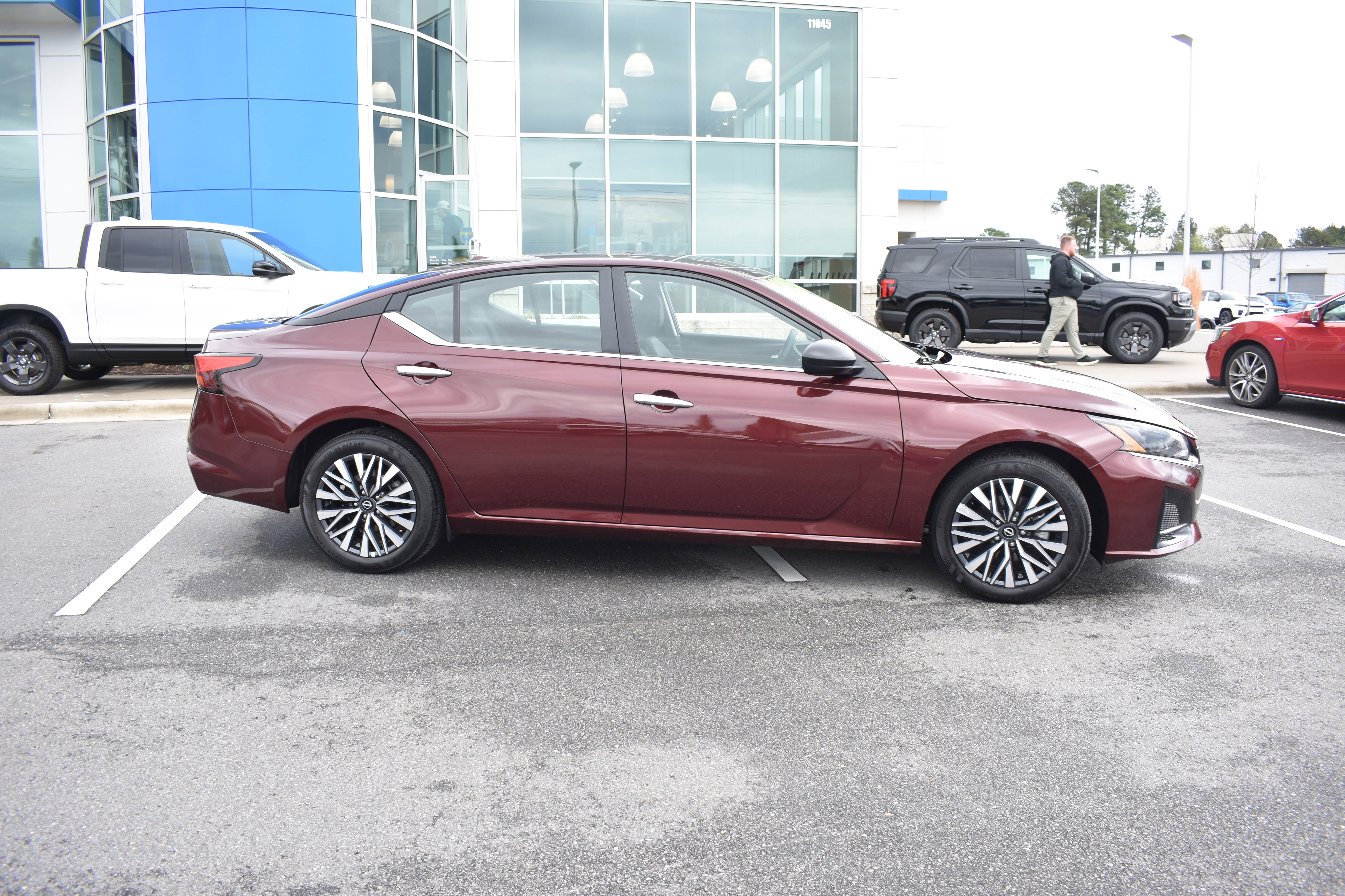 Used 2025 Nissan Altima 2.5 SV image 10