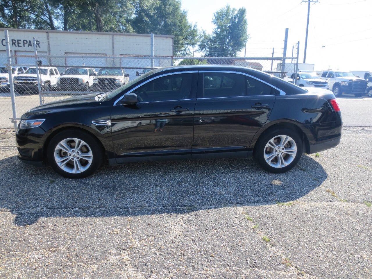 Used 2018 Ford Taurus SE FWD image 1