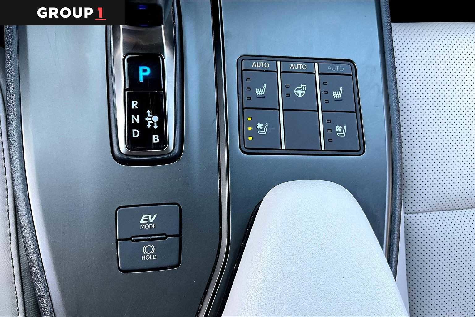 Certified 2025 Lexus UX 300h FWD w/ Accessory Package (Z1) image 33