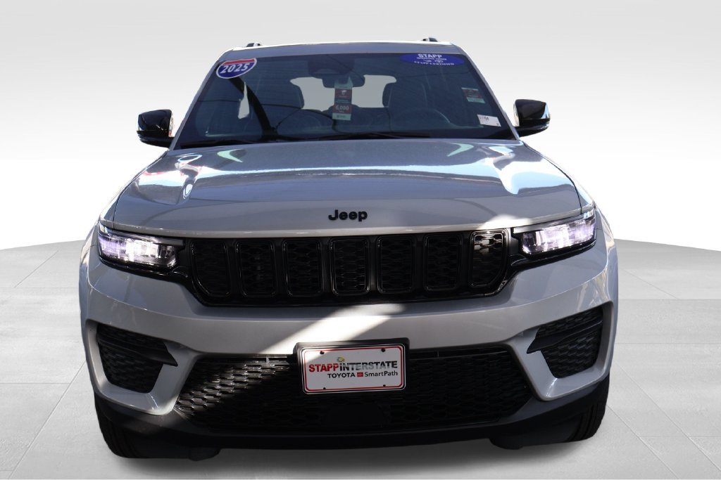 Used 2025 Jeep Grand Cherokee Altitude AWD/4WD image 9