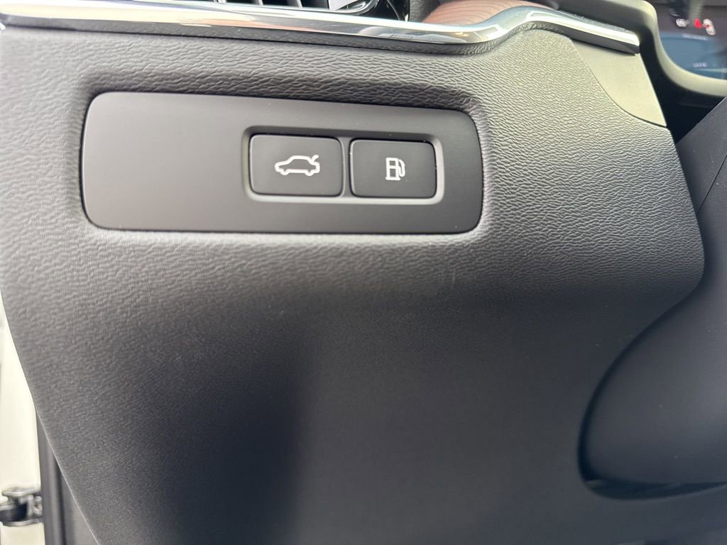 Used 2024 Volvo XC60 T8 Plus w/ Protection Package Premier image 29