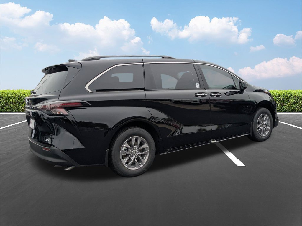 New 2026 Toyota Sienna XLE FWD image 4
