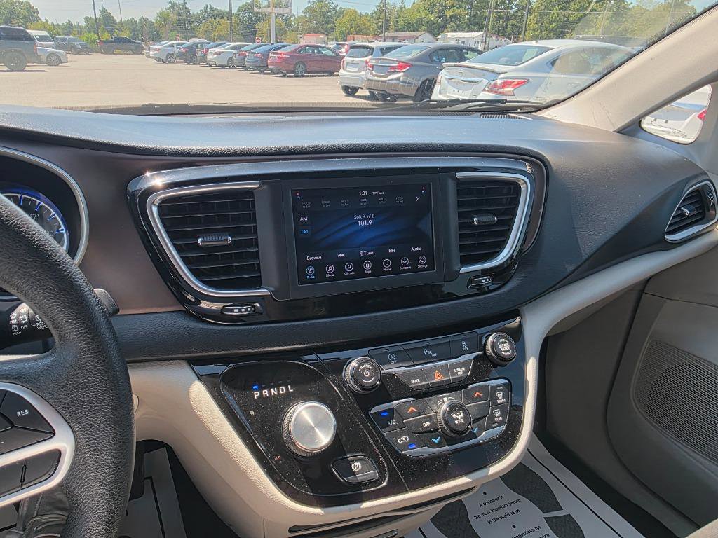 Used 2018 Chrysler Pacifica LX w/ Tire & Wheel Group FWD image 15