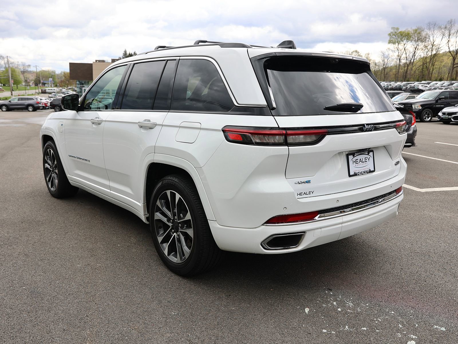 Used 2022 Jeep Grand Cherokee Overland w/ Advanced Protech Group III AWD/4WD image 5