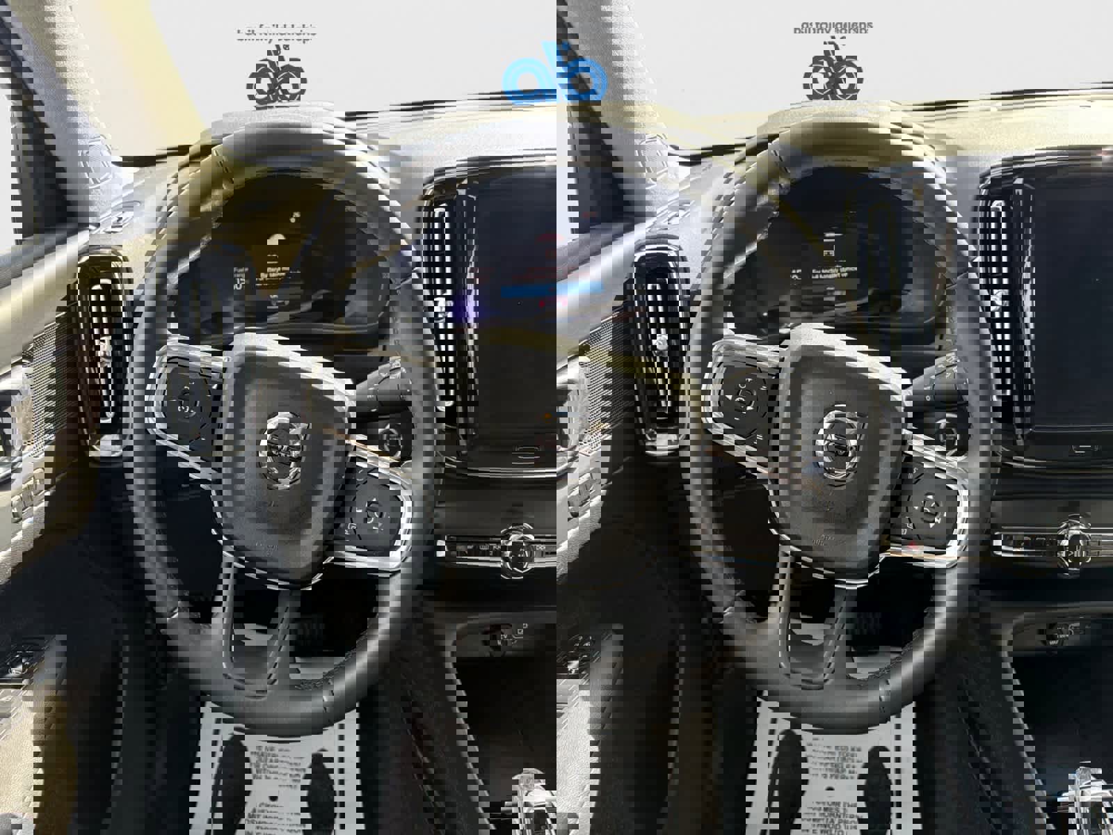 Used 2025 Volvo XC40 B5 Plus image 12