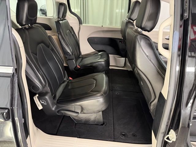 Used 2024 Chrysler Pacifica Touring-L image 8