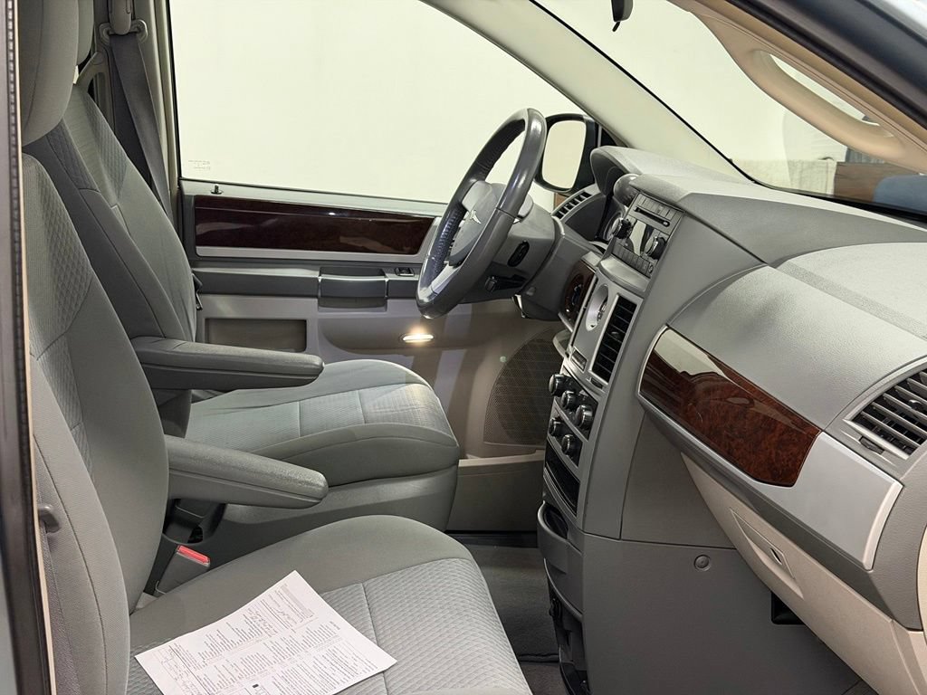 Used 2010 Chrysler Town & Country Touring FWD image 18