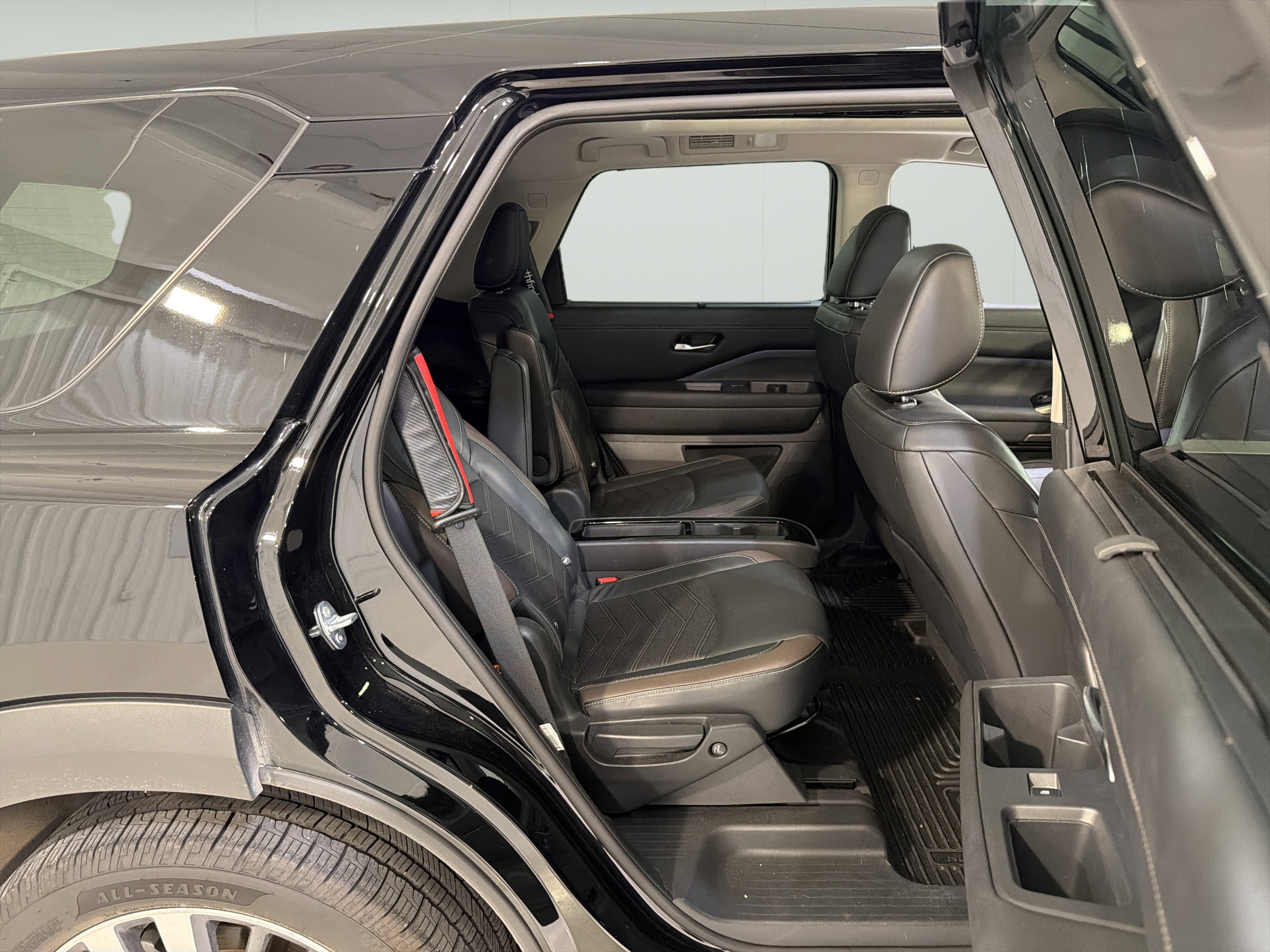 Used 2022 Nissan Pathfinder Platinum w/ Cargo Package FWD image 13