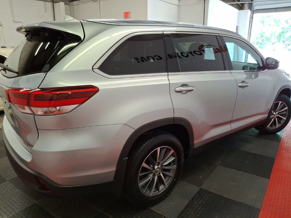 Used 2019 Toyota Highlander XLE AWD/4WD image 12
