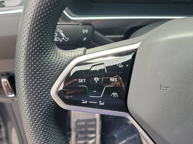Certified 2023 Volkswagen Tiguan SE R-Line FWD image 19