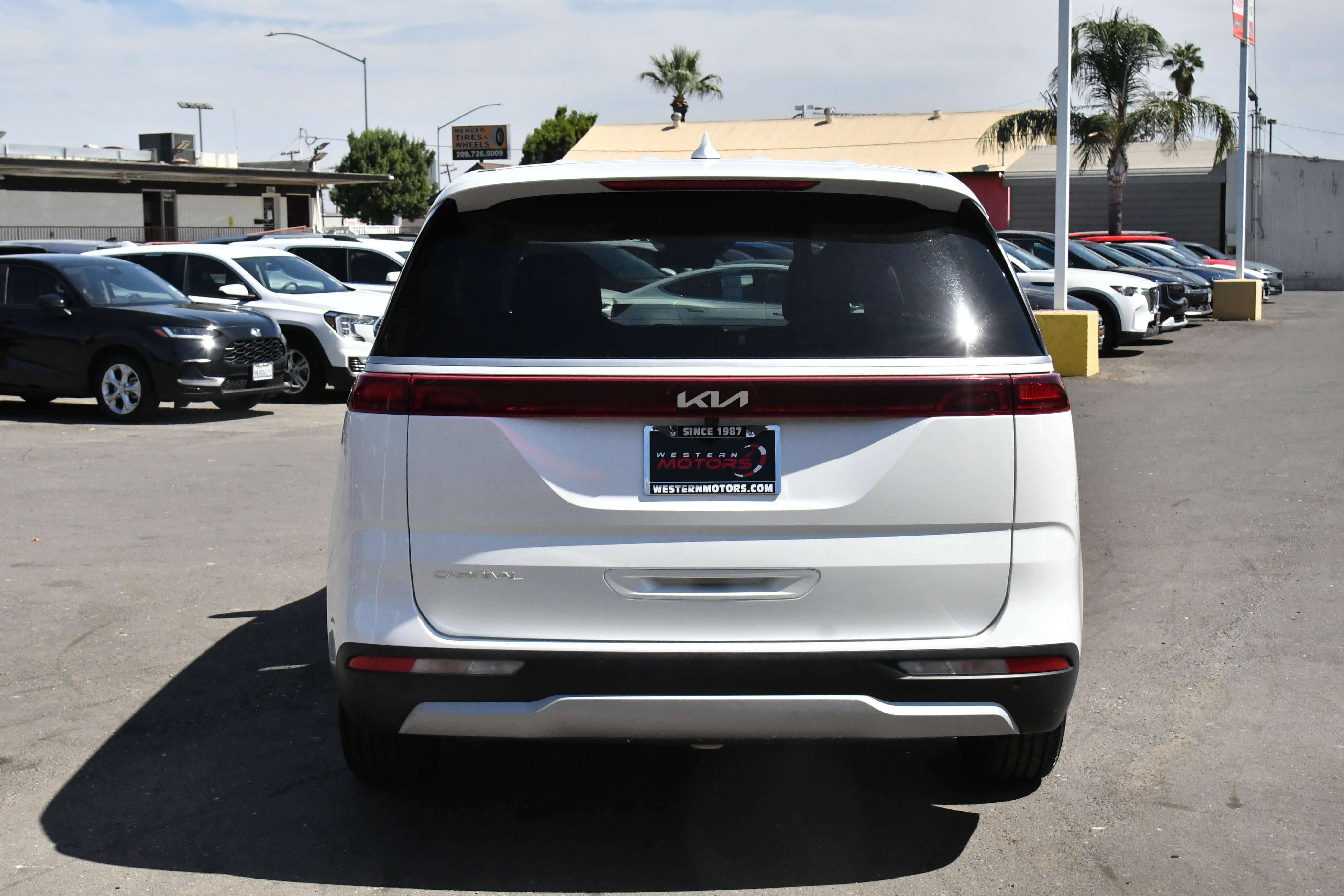 Used 2023 Kia Carnival LX FWD image 7