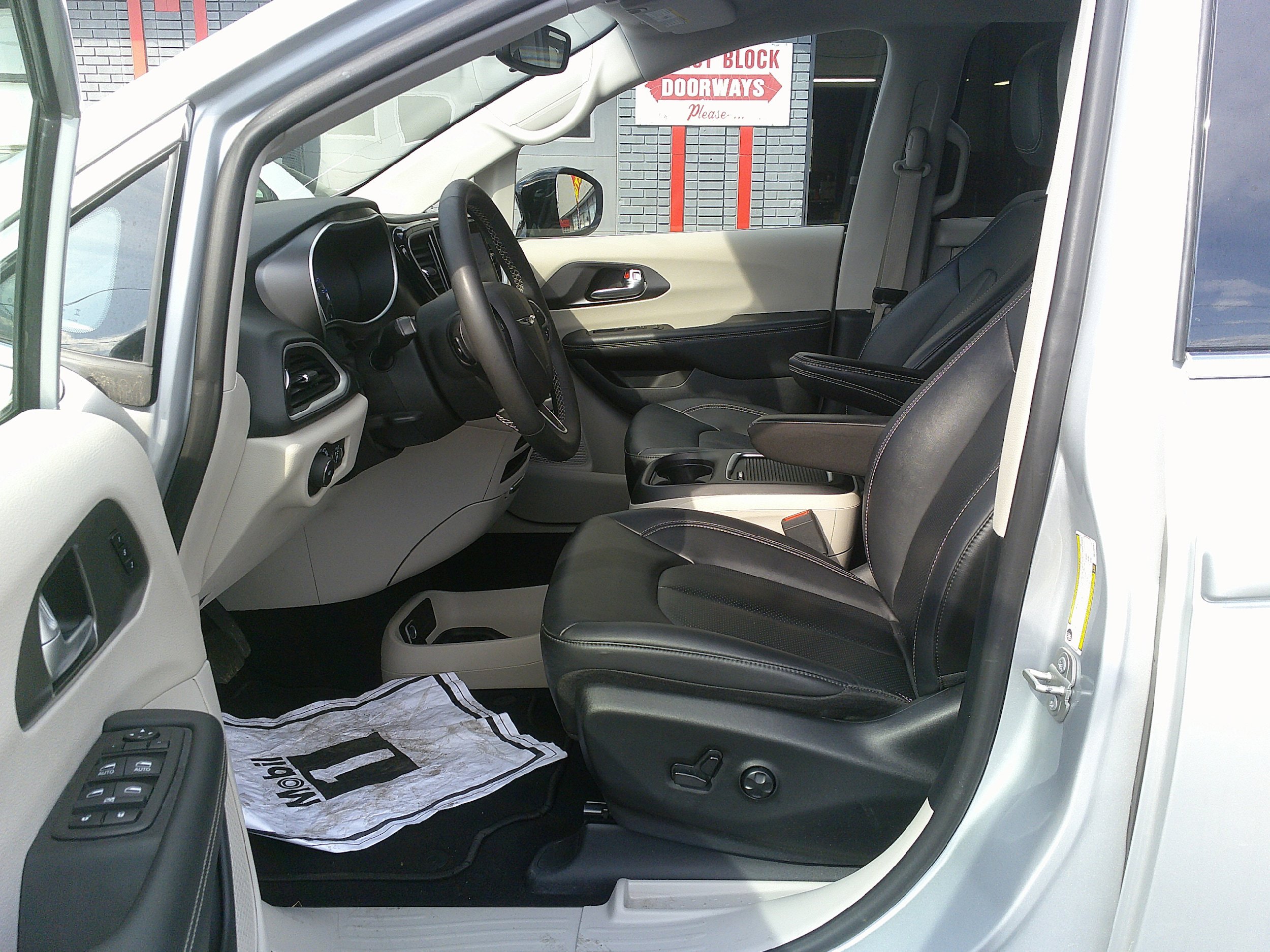 Used 2024 Chrysler Pacifica Touring-L FWD image 11