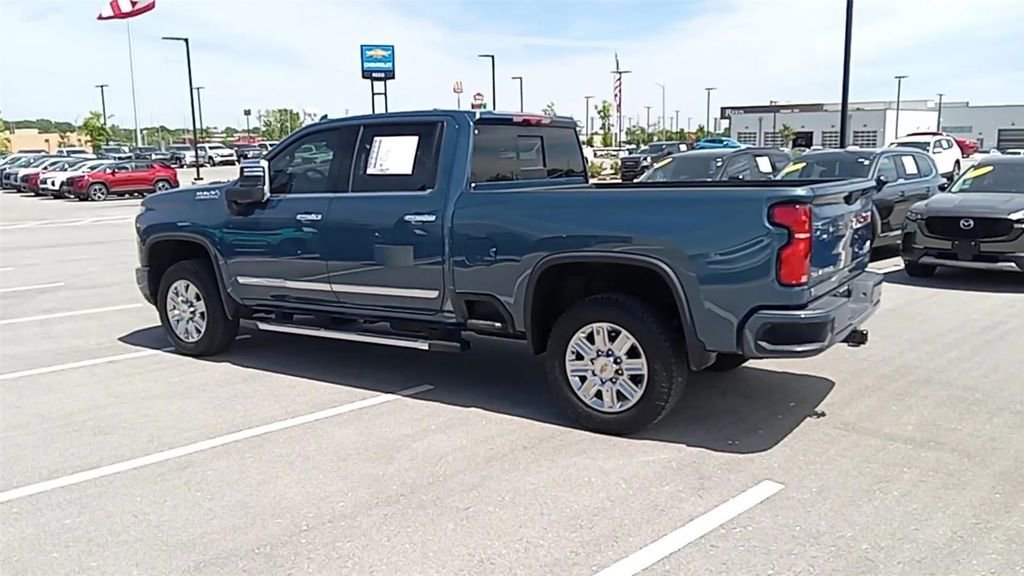 Used 2024 Chevrolet Silverado 2500 High Country w/ High Country Premium Package AWD/4WD image 3