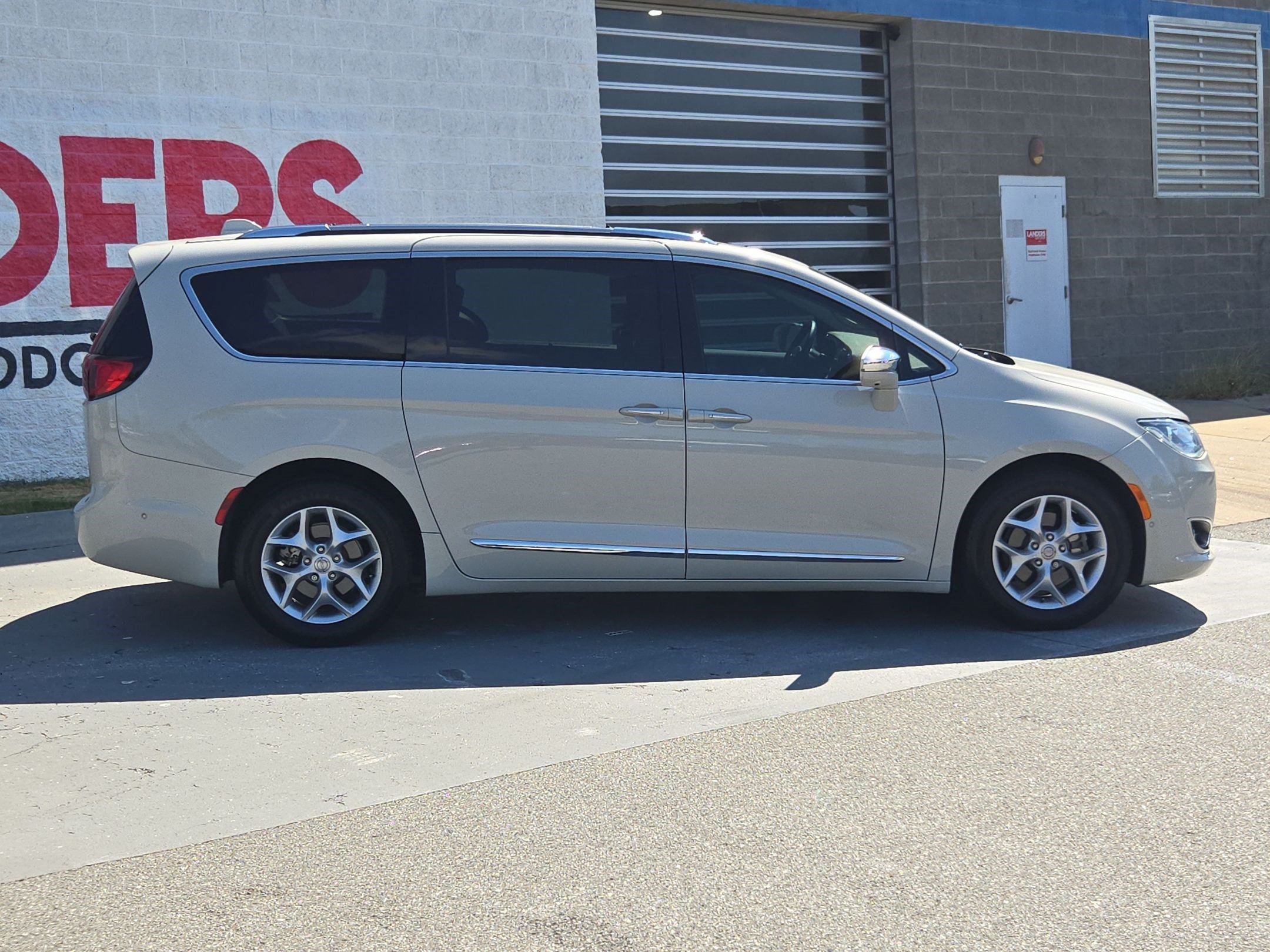 Used 2019 Chrysler Pacifica Limited w/ Advanced Safetytec Group FWD image 8