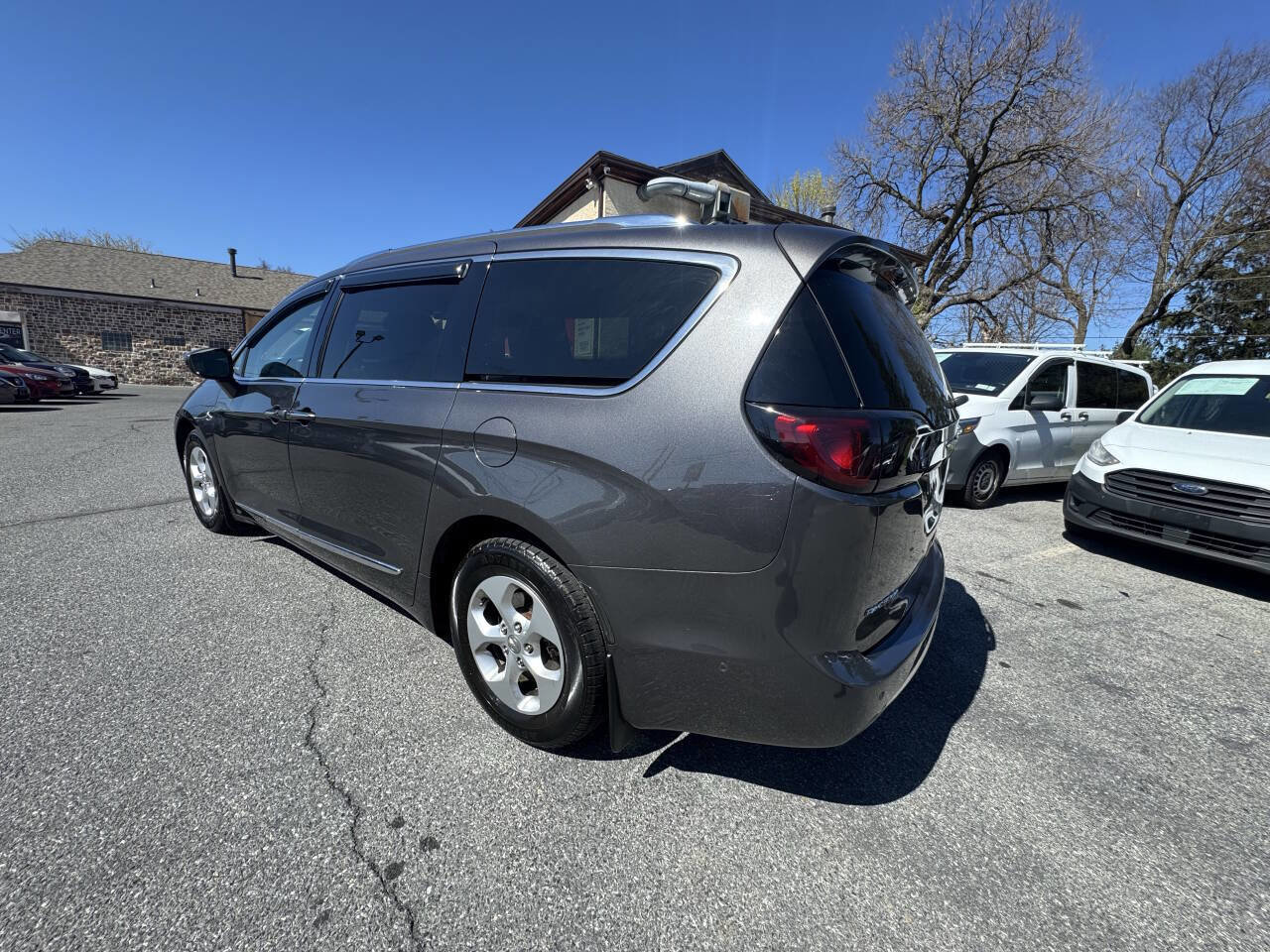 Used 2017 Chrysler Pacifica Touring-L Plus w/ Advanced Safetytec Group FWD image 5
