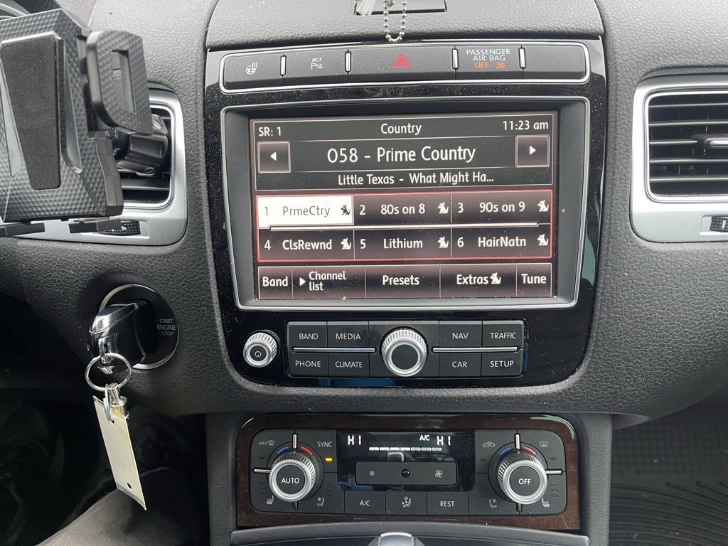 Used 2016 Volkswagen Touareg Sport image 12