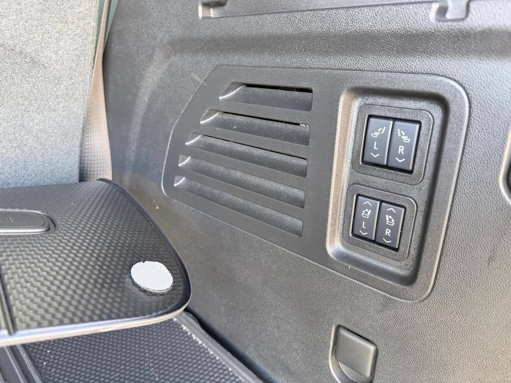 Used 2025 Chevrolet Traverse RS AWD/4WD image 37