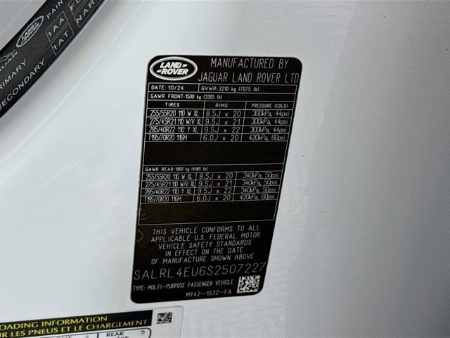 Used 2025 Land Rover Discovery Dynamic SE image 34