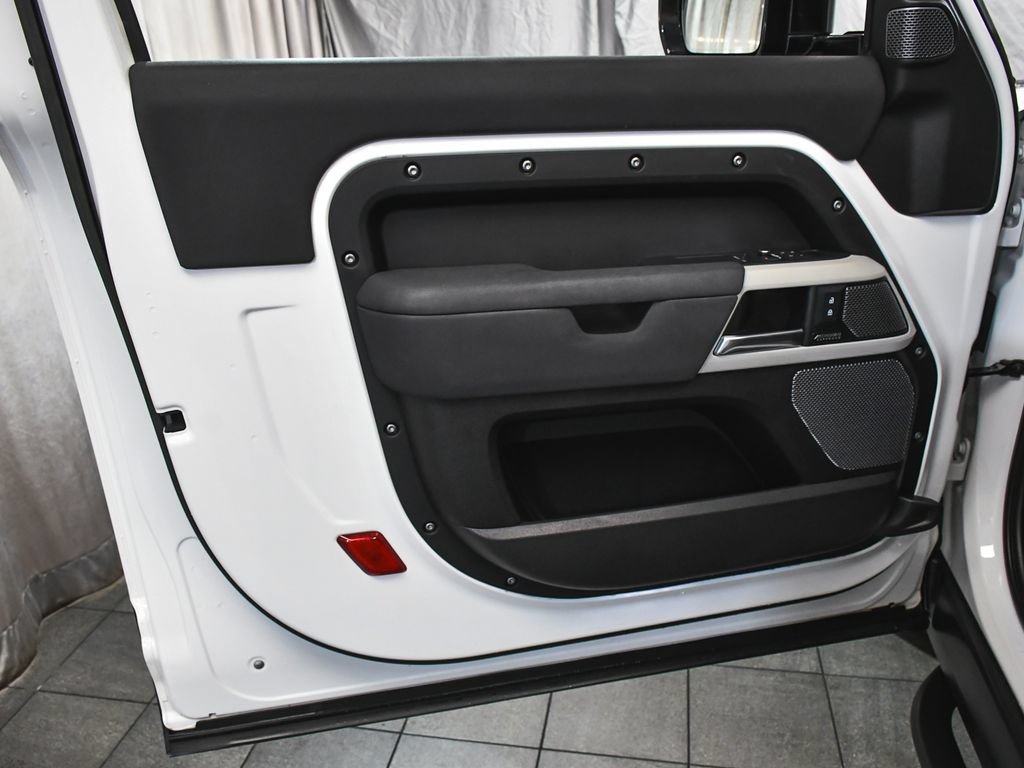 Used 2023 Land Rover Defender 90 X-Dynamic SE AWD/4WD image 8
