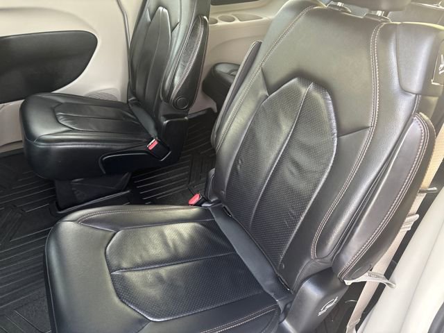 Used 2018 Chrysler Pacifica Touring-L w/ Tire & Wheel Group image 10