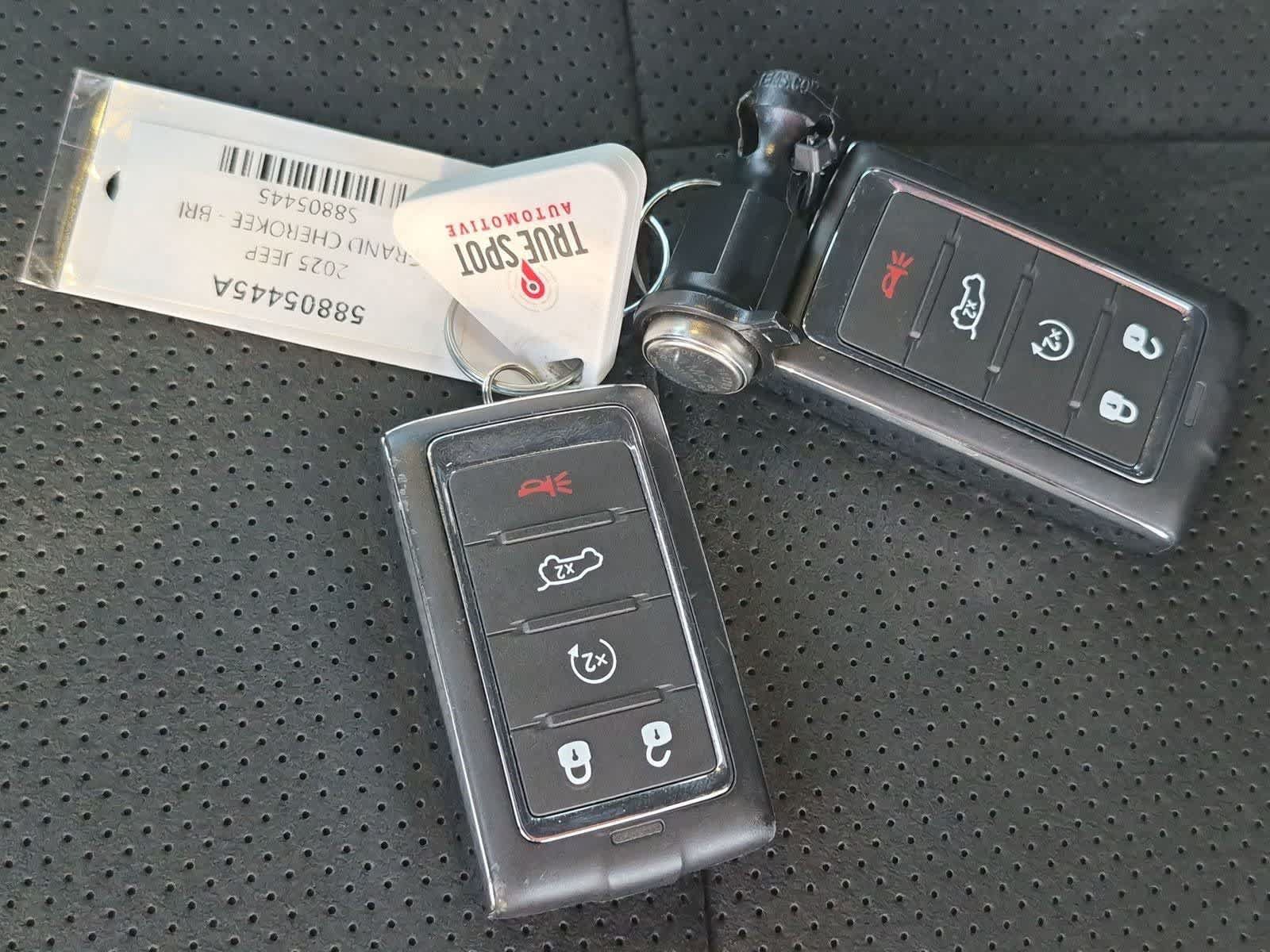 Used 2025 Jeep Grand Cherokee Altitude RWD image 32