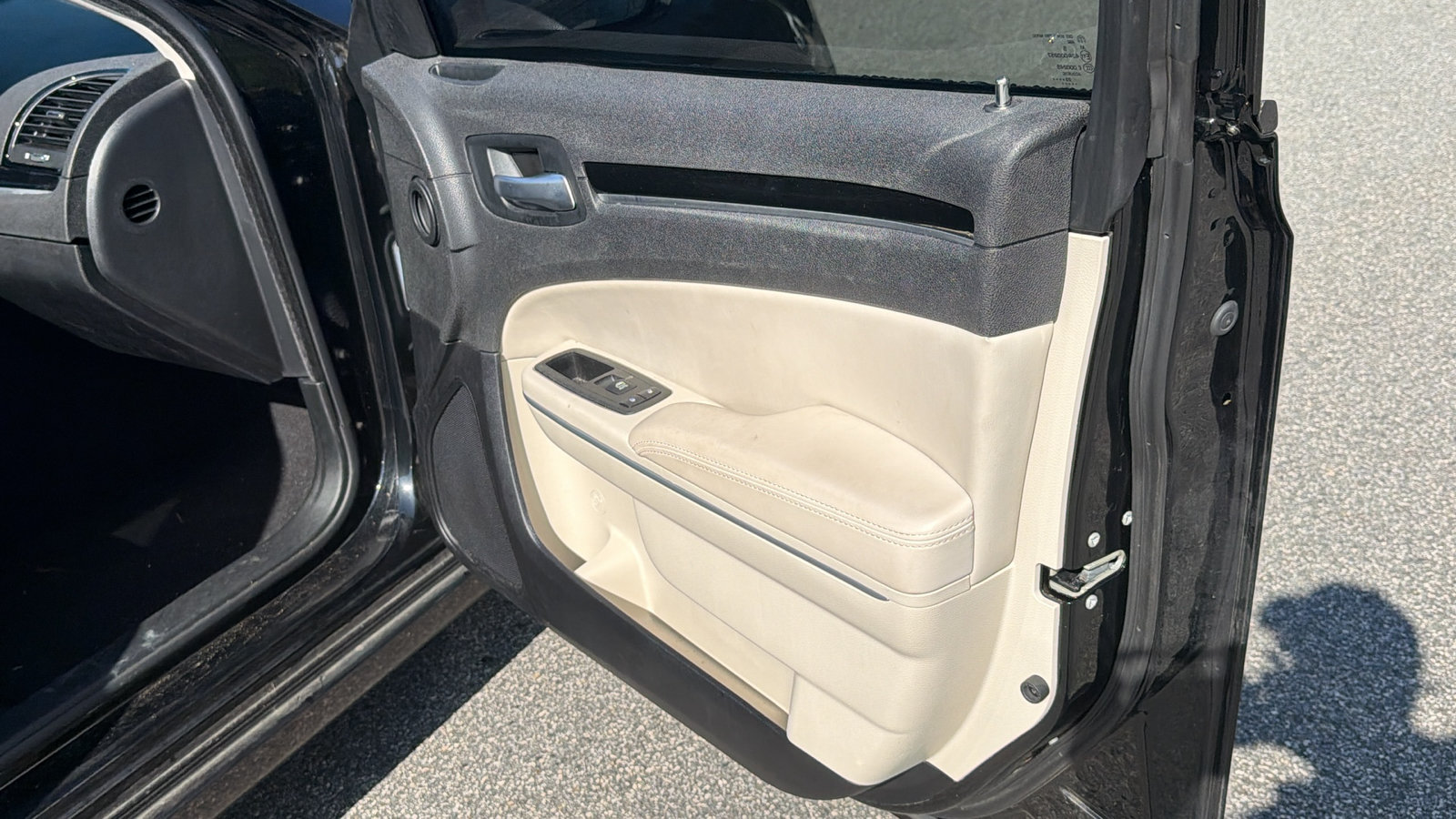 Used 2023 Chrysler 300 Touring w/ Sport Appearance Package RWD image 16