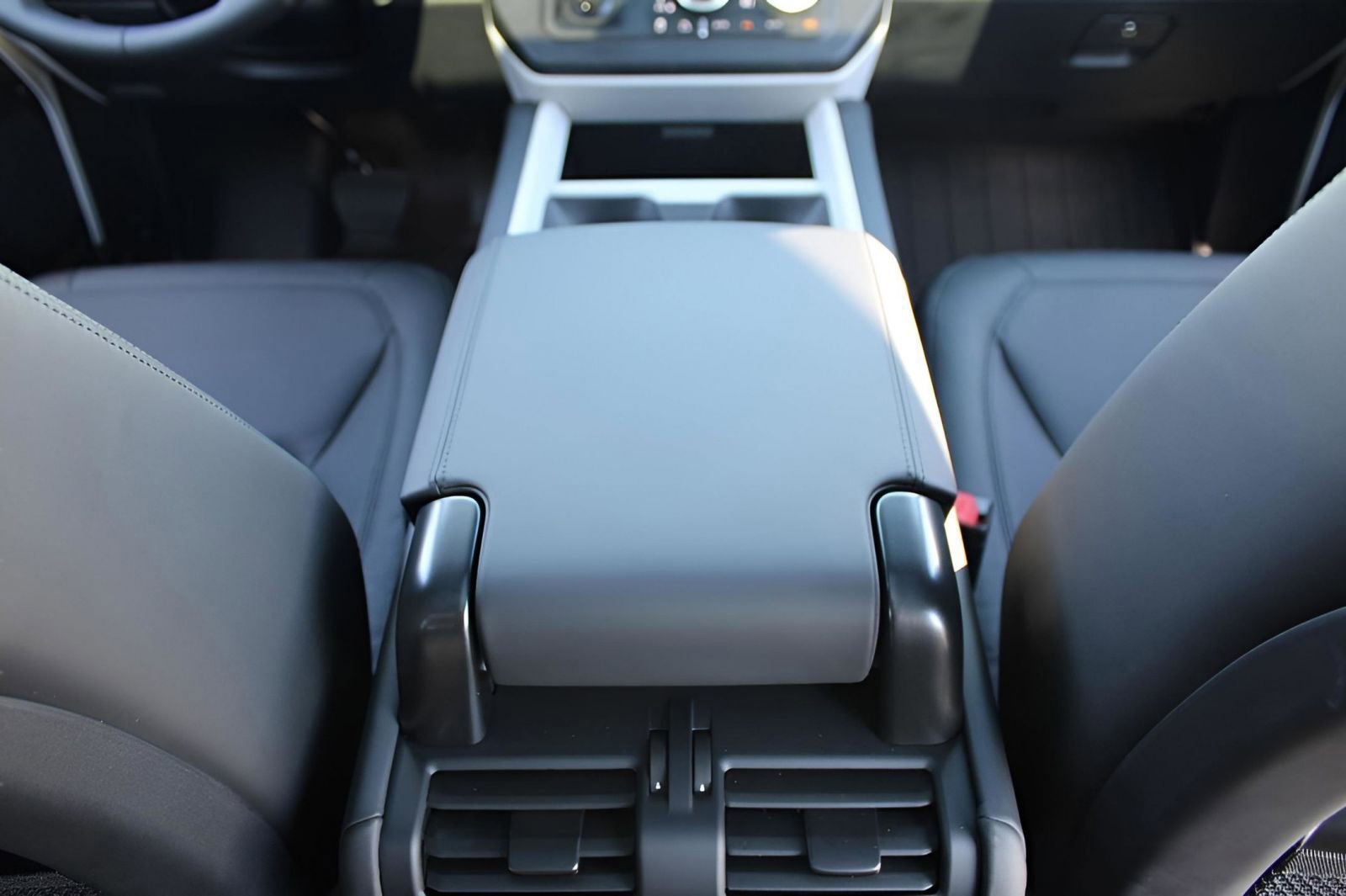 New 2025 Land Rover Defender 110 X-Dynamic SE image 13