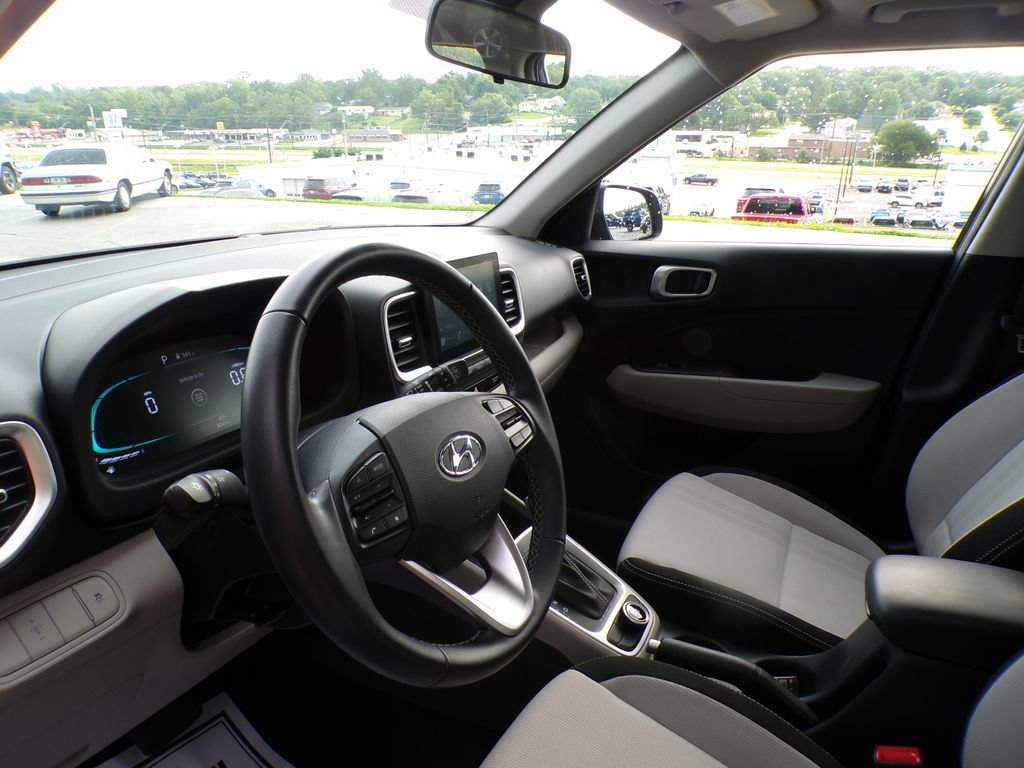 Used 2025 Hyundai Venue SEL FWD image 9