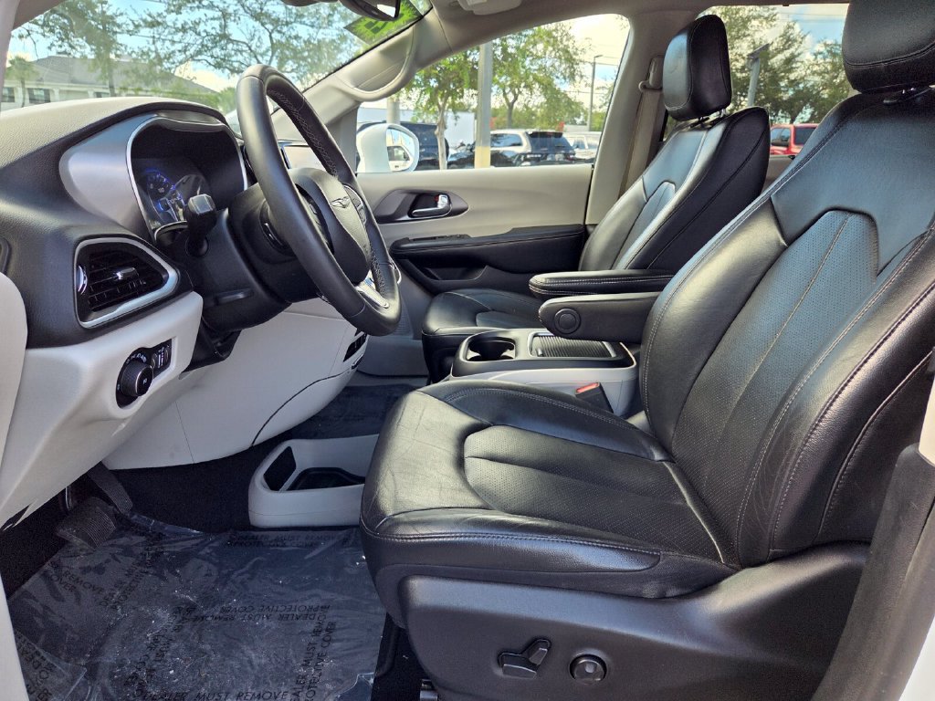 Used 2022 Chrysler Pacifica Touring-L FWD image 12