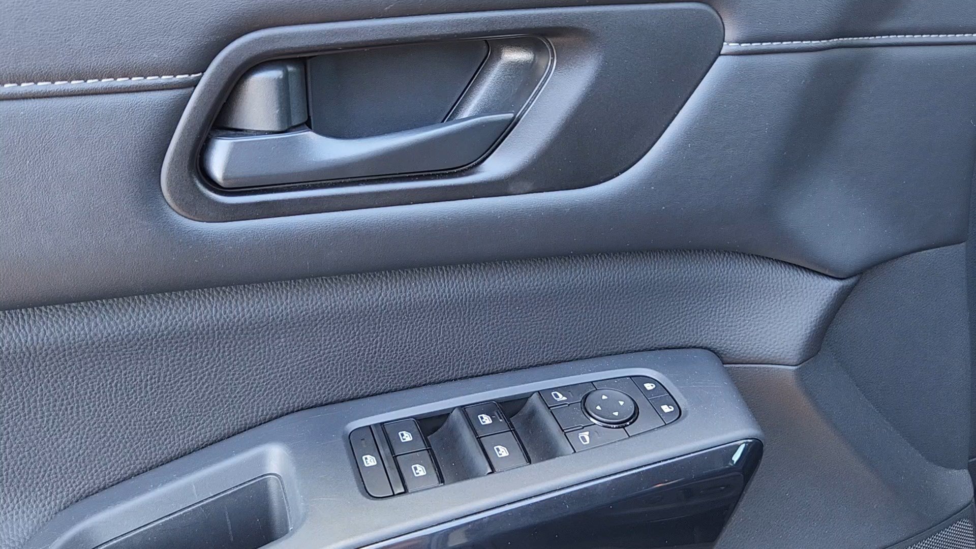 Used 2025 Nissan Pathfinder SV AWD/4WD image 7