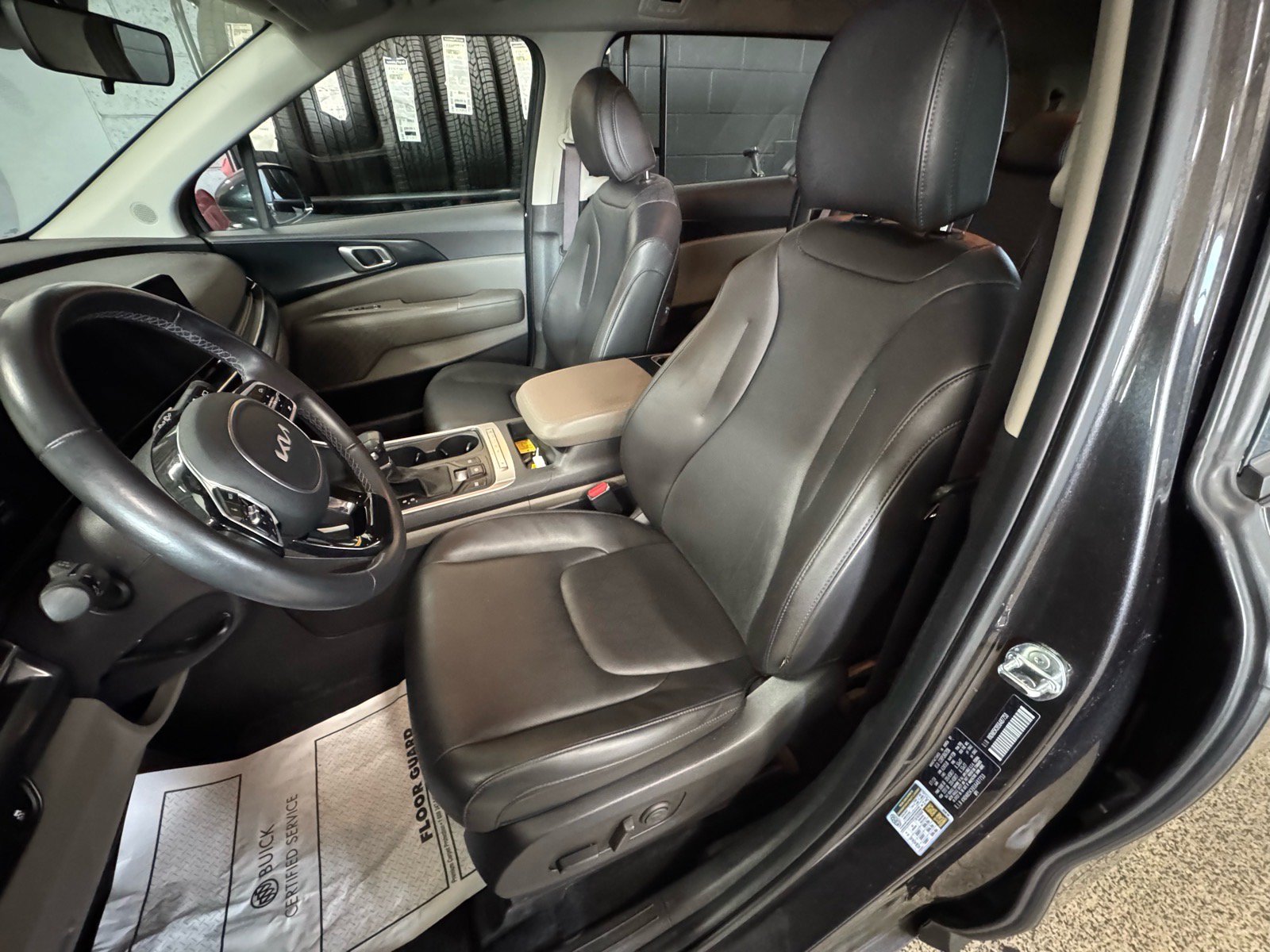 Used 2025 Kia Carnival FWD image 18