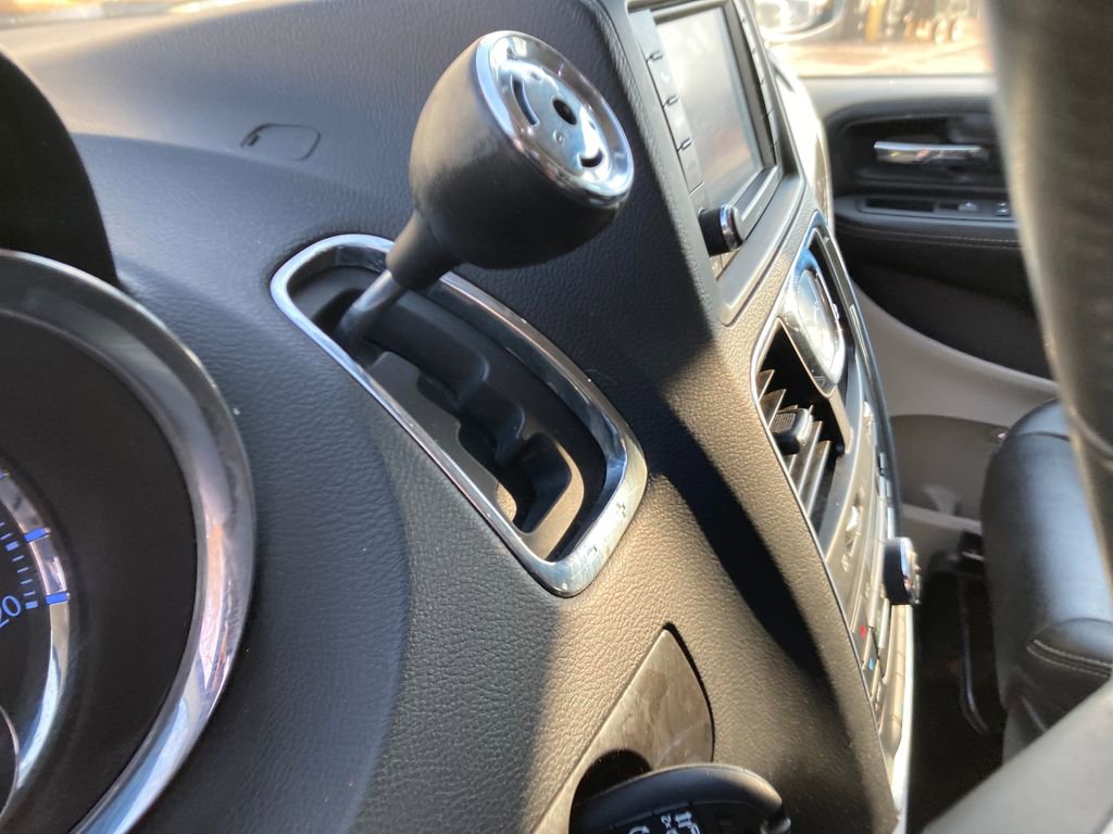 Used 2016 Chrysler Town & Country Touring image 33