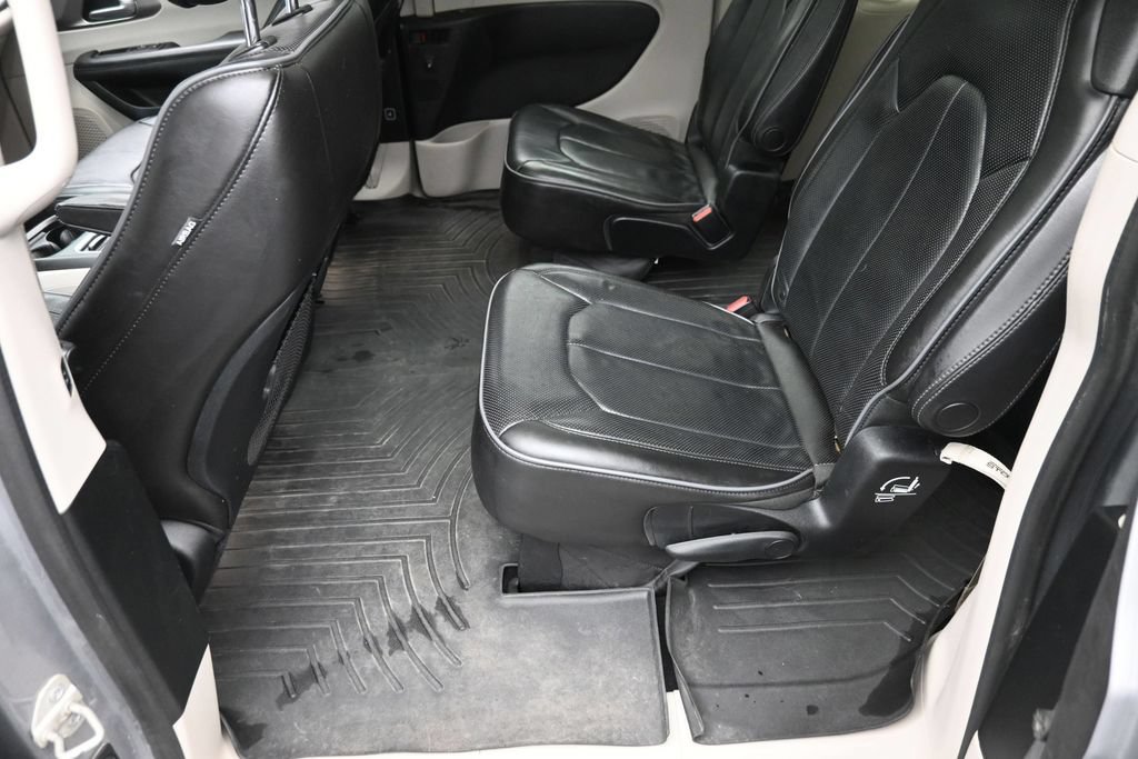 Used 2018 Chrysler Pacifica Limited FWD image 15