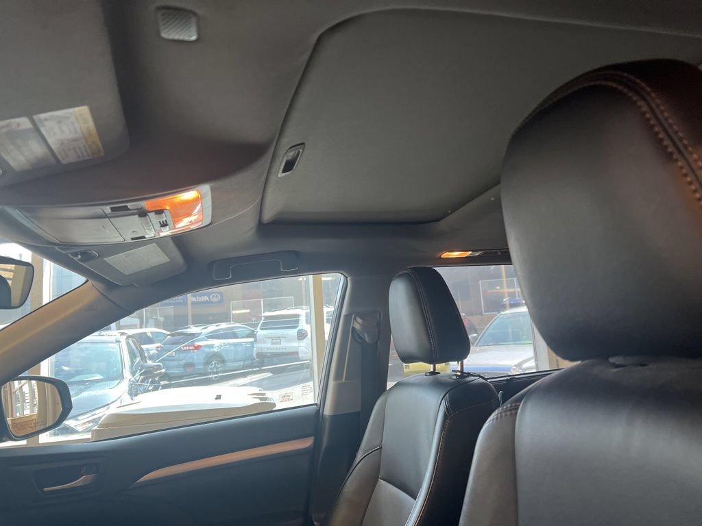 Used 2018 Toyota Highlander XLE AWD/4WD image 3