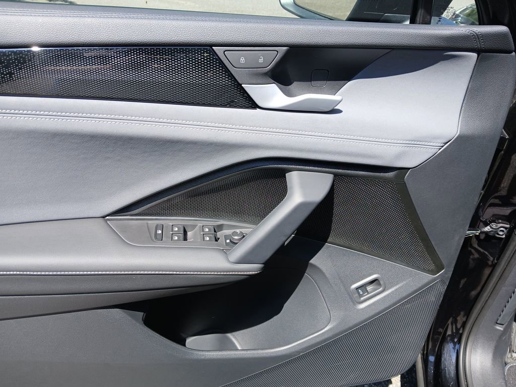 Used 2025 Volkswagen Tiguan SE R-Line image 13