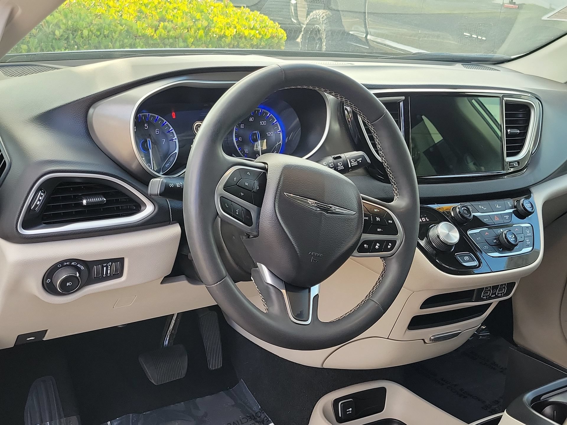 Certified 2024 Chrysler Pacifica Touring-L FWD image 5