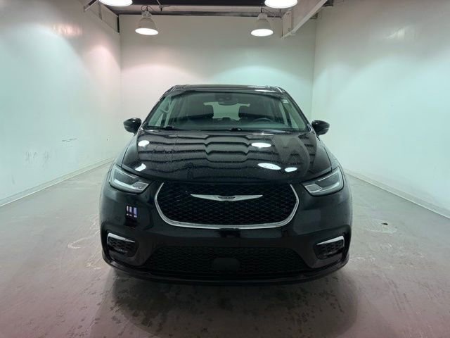 Used 2024 Chrysler Pacifica Touring-L image 2