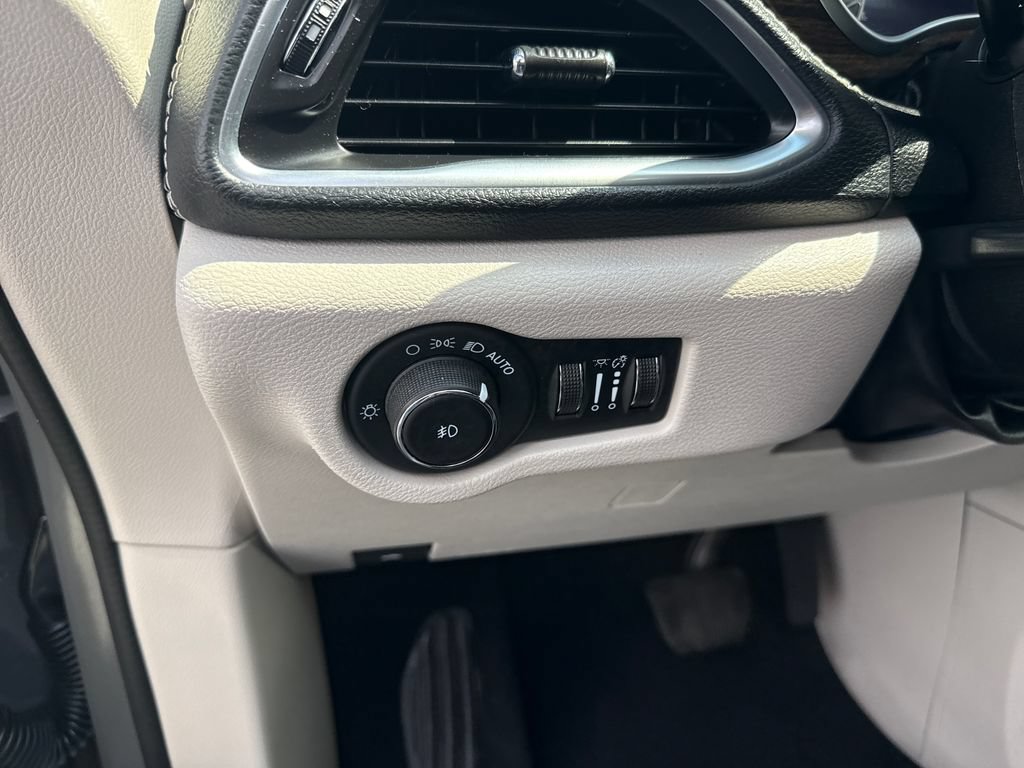 Used 2022 Chrysler Pacifica Limited FWD image 16