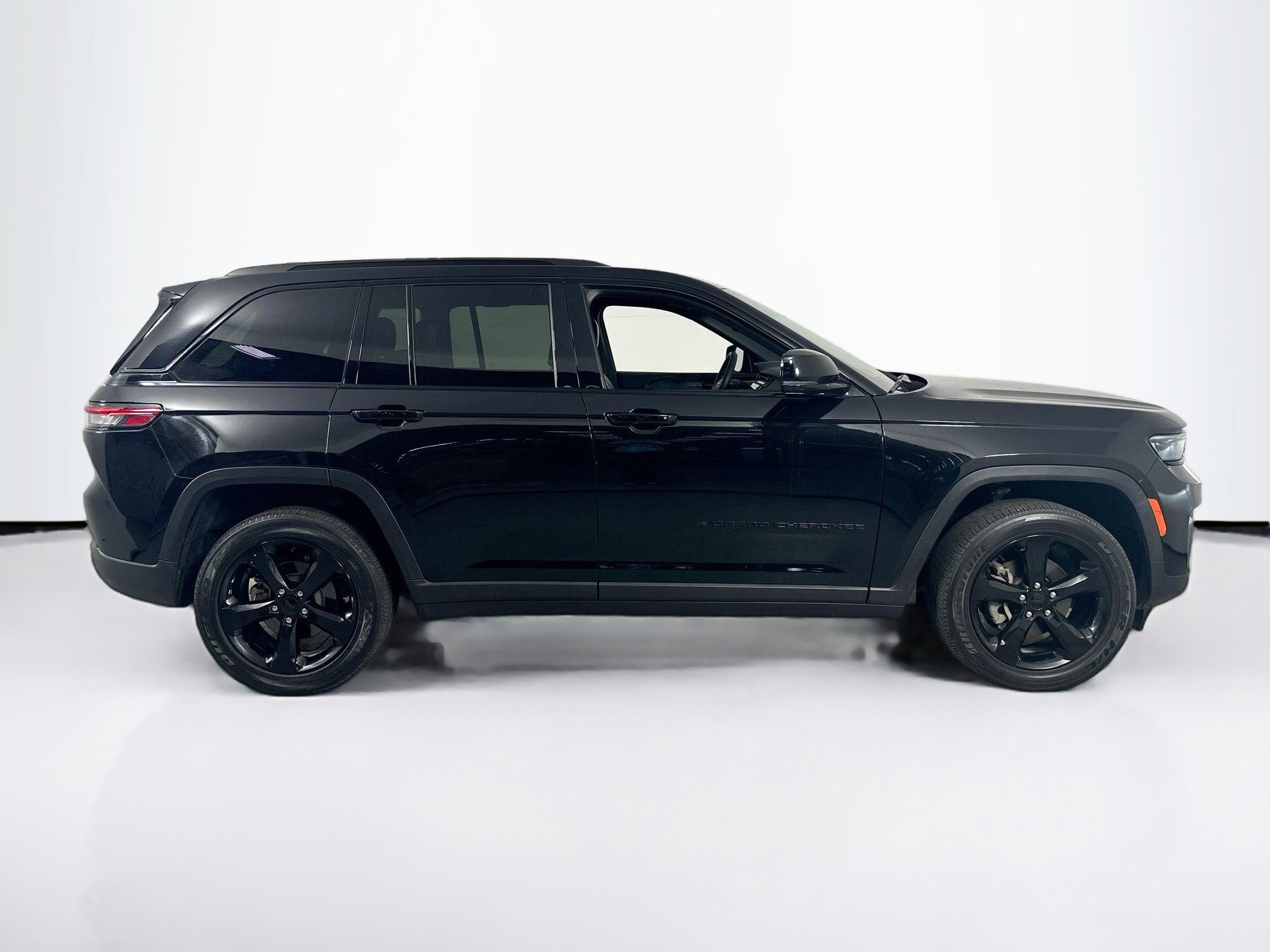 Used 2023 Jeep Grand Cherokee Altitude image 4