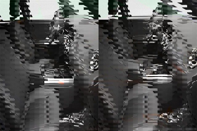 Used 2025 Mercedes-Benz GLA 250 4MATIC w/ Driver Assistance Package image 21