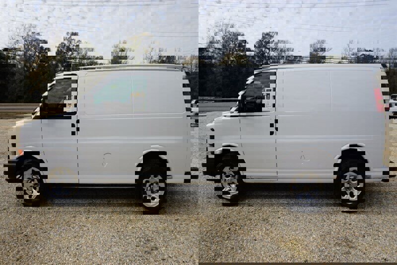 Used 2010 Chevrolet Express 1500 image 7