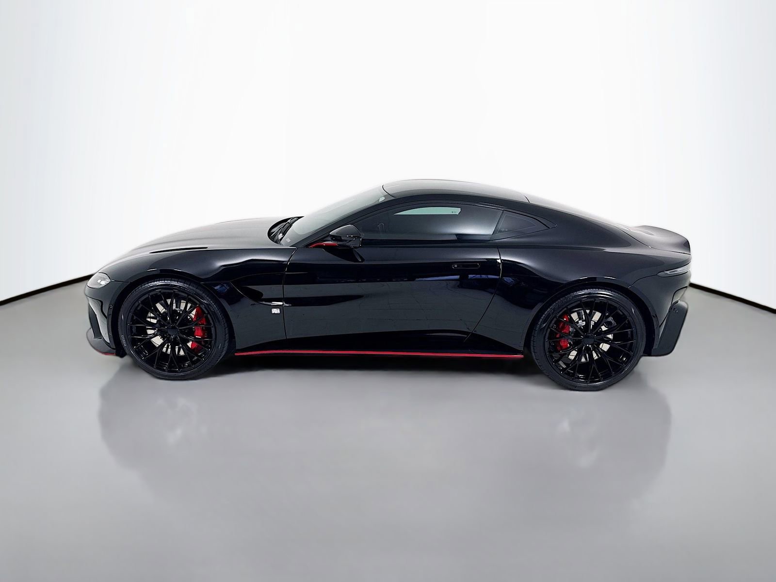 Used 2023 Aston Martin V8 Vantage Coupe image 4