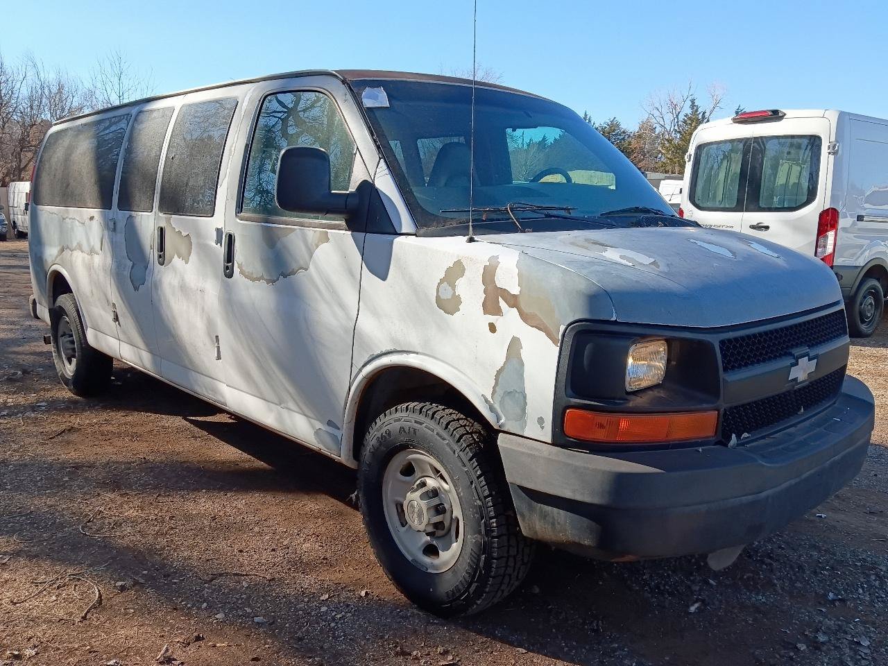 Used 2008 Chevrolet Express 3500 Extended Passenger RWD image 3