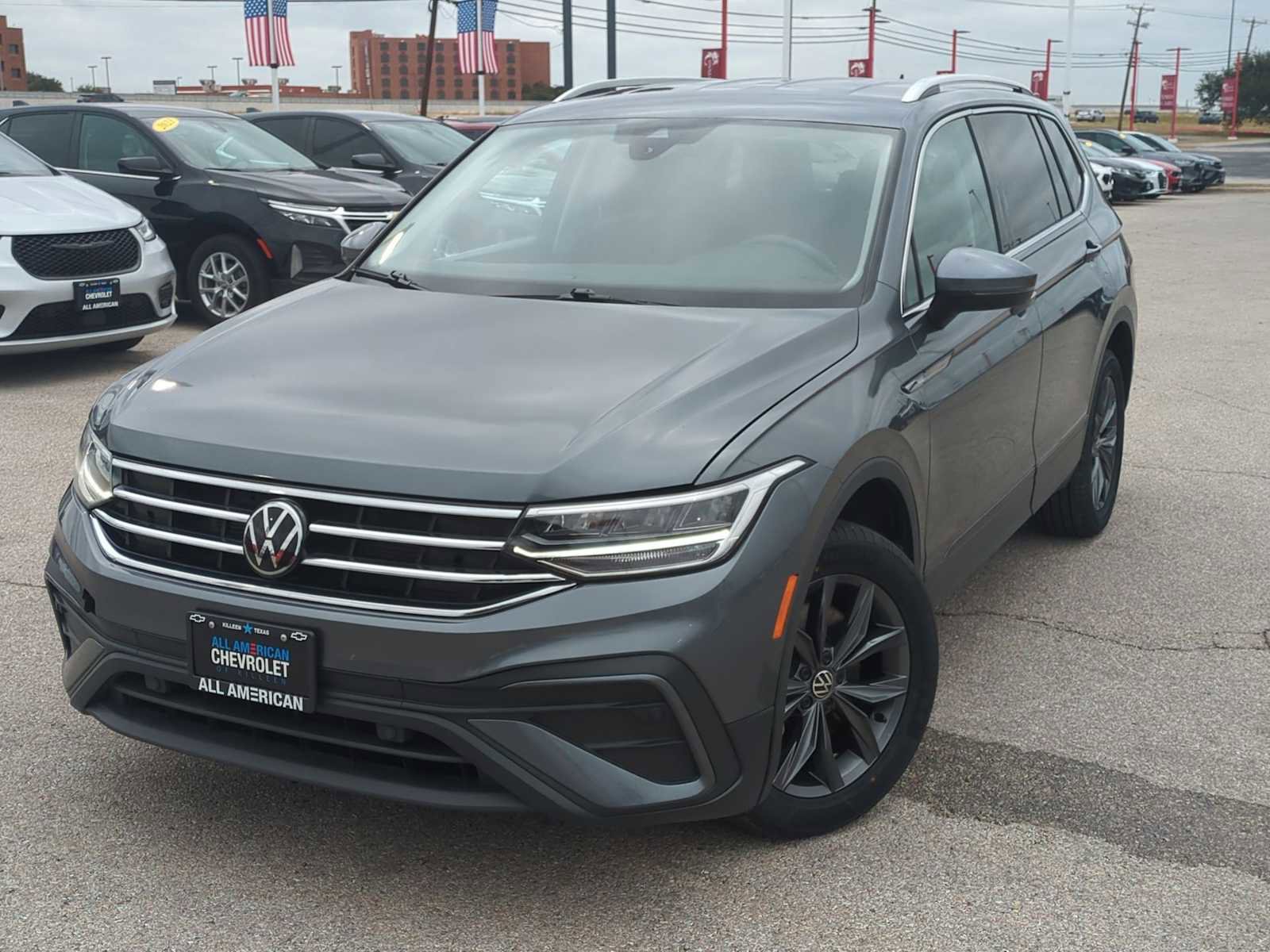 Used 2024 Volkswagen Tiguan SE image 1