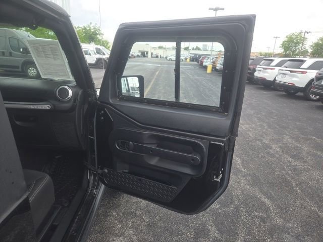 Used 2016 Jeep Wrangler Rubicon w/ Connectivity Group AWD/4WD image 17