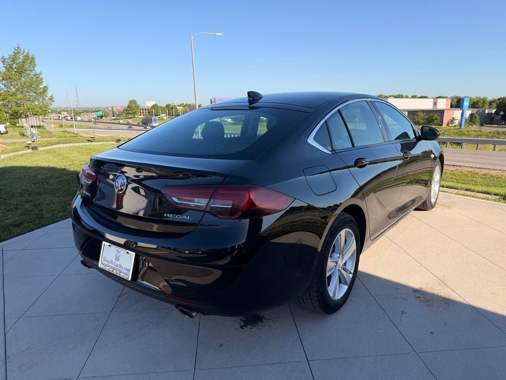 Used 2018 Buick Regal Preferred w/ Sights and Sounds Package FWD image 4