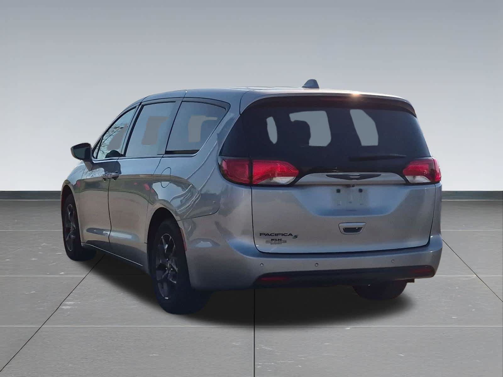 Used 2019 Chrysler Pacifica Touring Plus w/ S Appearance Package FWD image 4