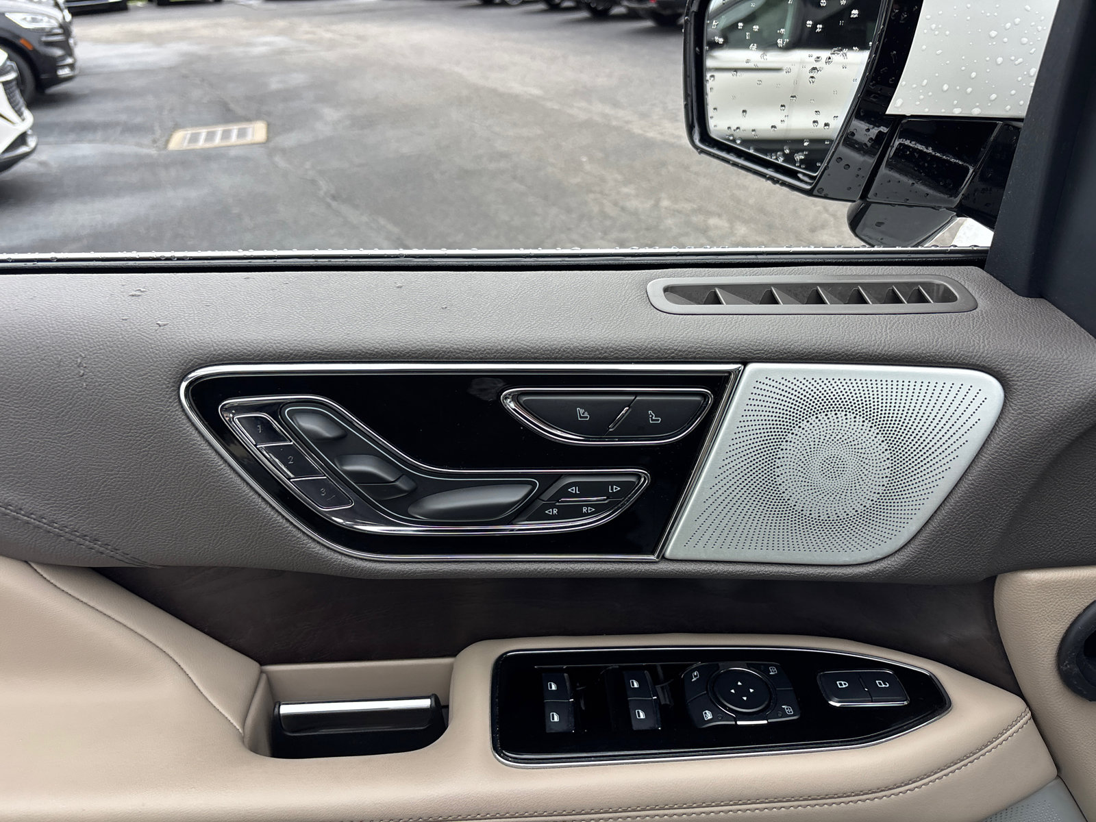 Certified 2023 Lincoln Navigator Reserve AWD/4WD image 12
