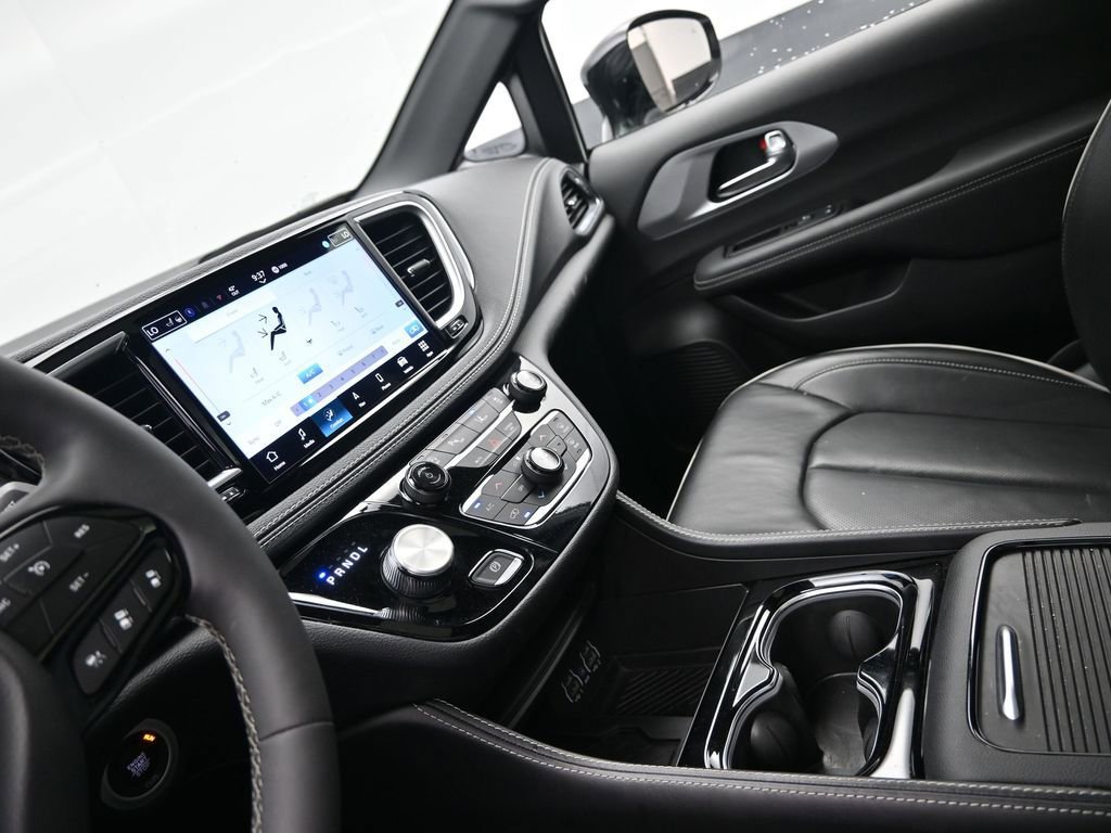 Used 2025 Chrysler Pacifica Limited image 21